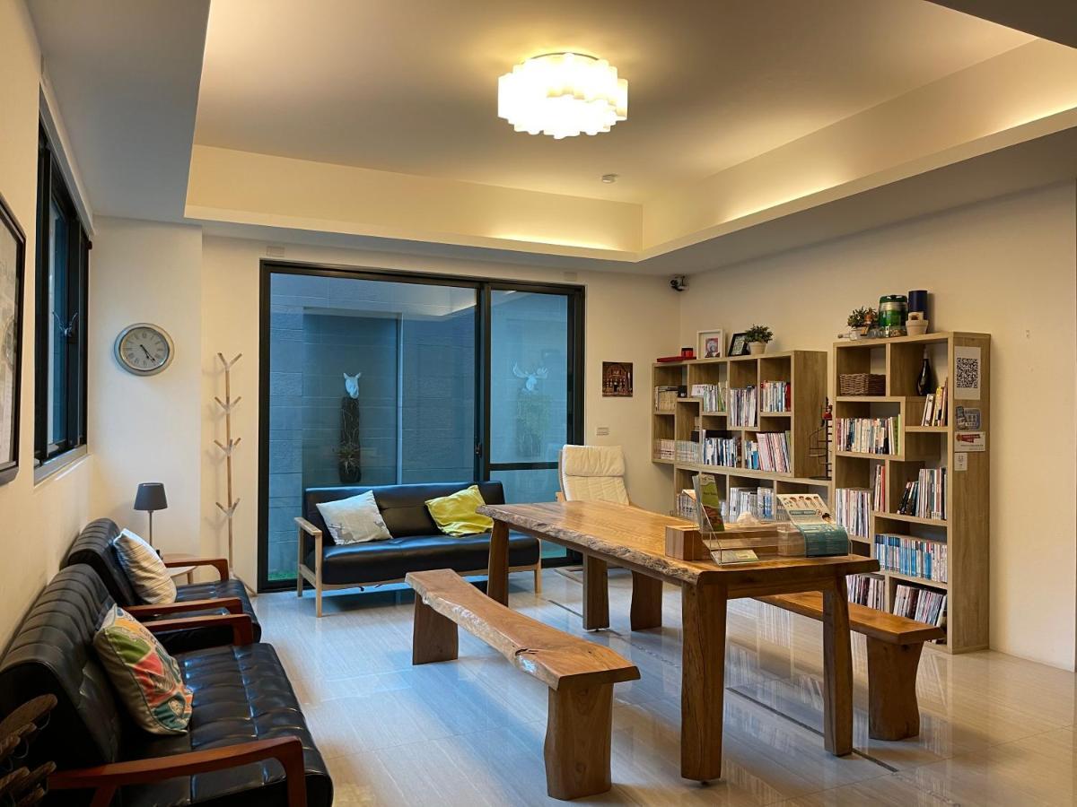 Fun Holiday Family Hostel Tainan Luaran gambar