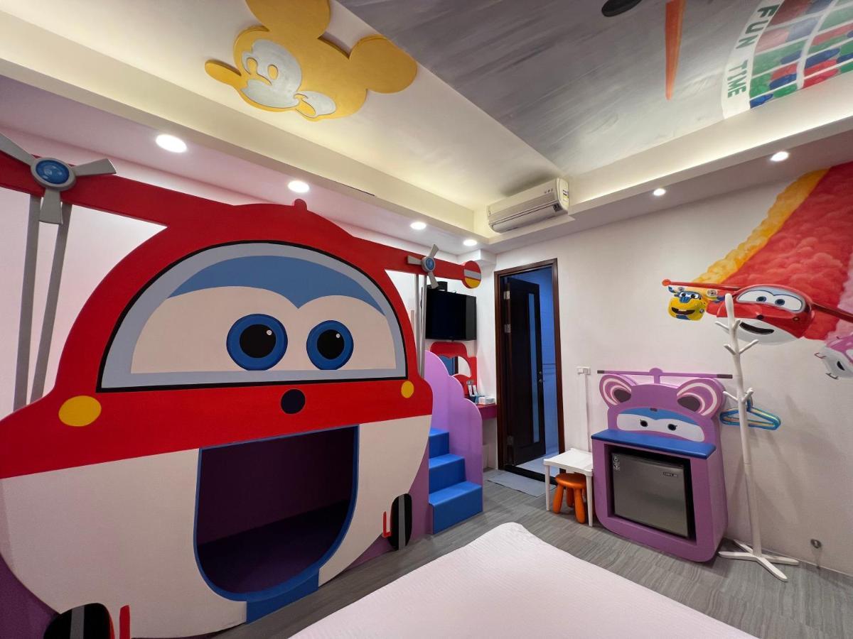 Fun Holiday Family Hostel Tainan Luaran gambar