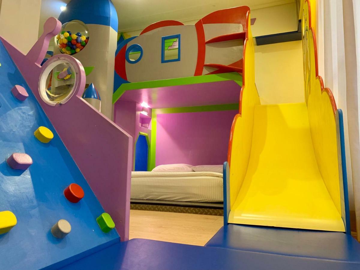 Fun Holiday Family Hostel Tainan Luaran gambar