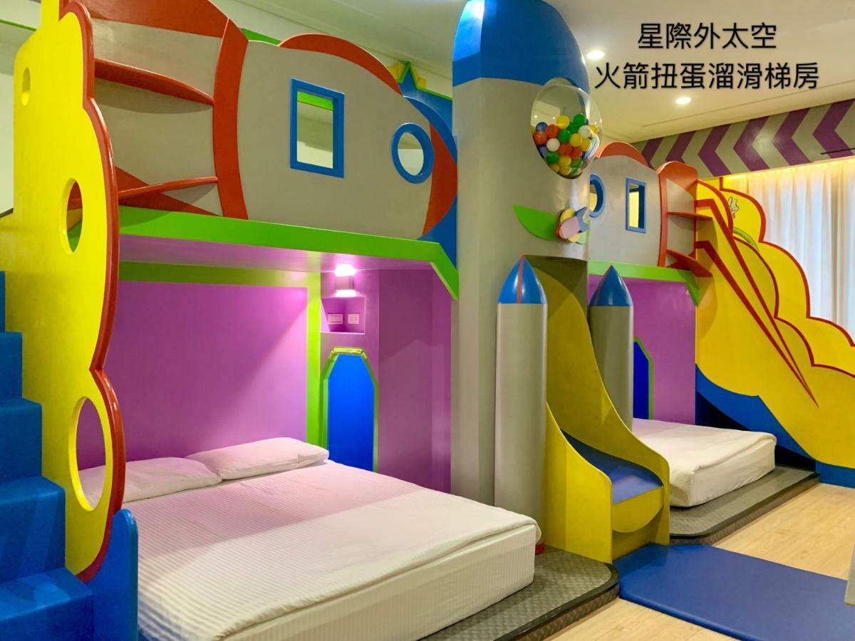 Fun Holiday Family Hostel Tainan Luaran gambar